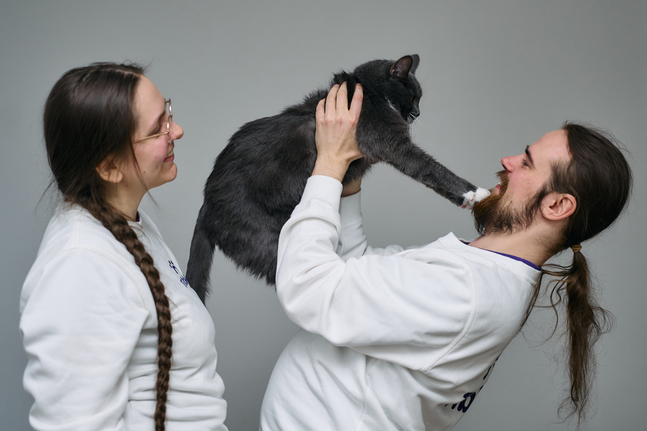 Elin Haugum og Andreas Leander Karlsen Berg sammen med huskatten Frosk.