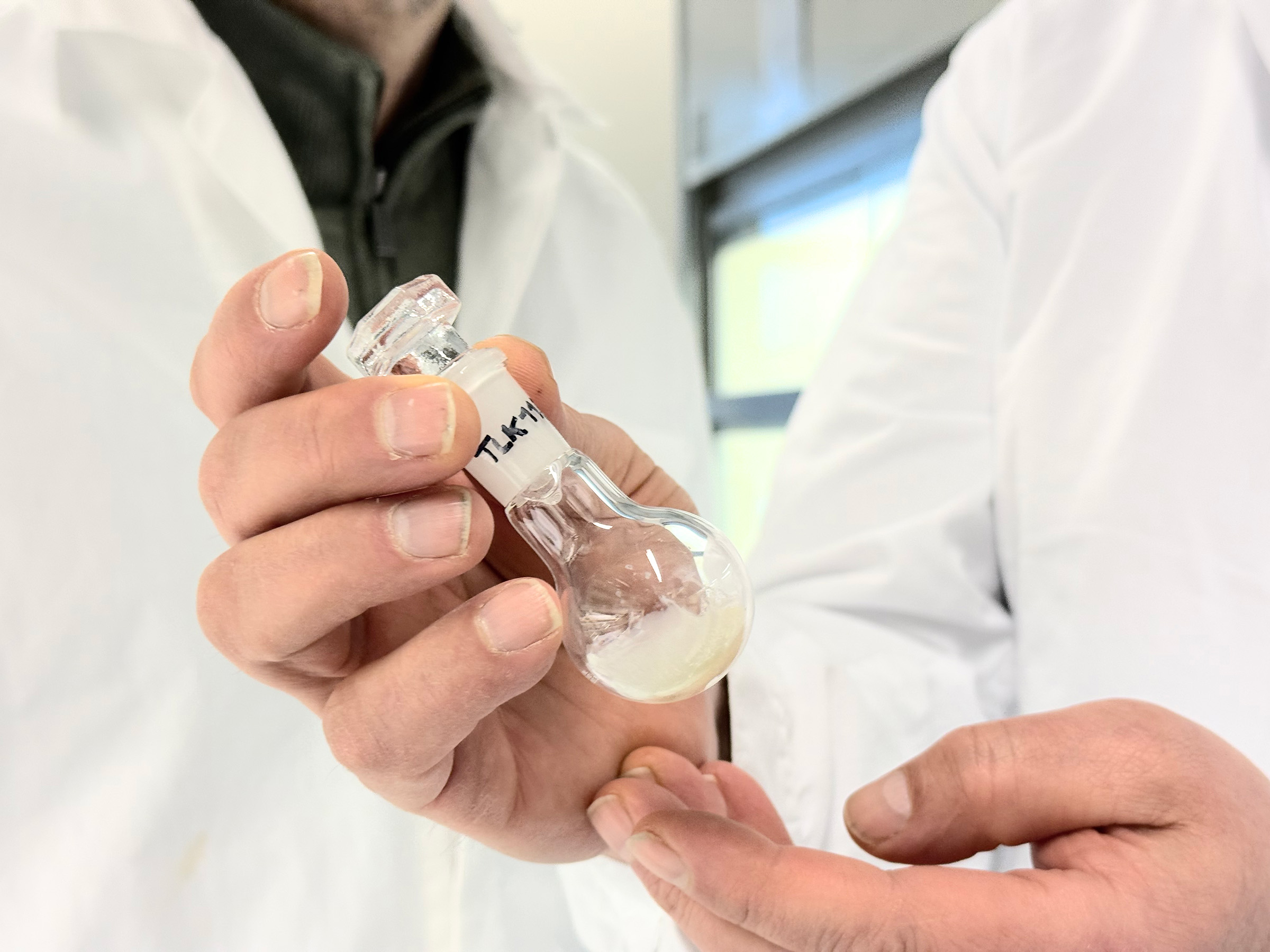 Maria Johansen forteller engasjert om tunikater.